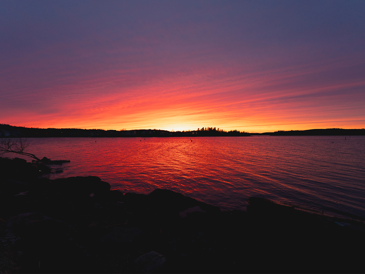 A picture of a sunset at the lake.