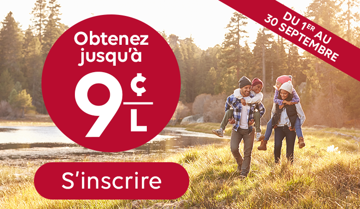 Offre promotionnelle : obtenez jusqu’à 9 ¢/L. Bouton « S’inscrire ». Offre valide du 1er au 30 septembre. En arrière-plan, deux adultes marchent dans un champ au bord de l’eau avec un enfant sur les épaules de chaque adulte.